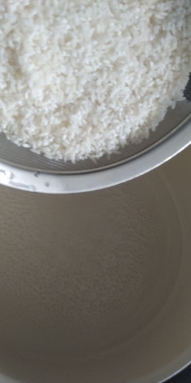 Отправляем рис в кипящую воду и закрываем крышкой – пусть кипит на медленном огне. Когда рис набух, добавляем щепотку соли. Раньше не надо, а то рис «запечататется» и останется твердым, не разварится.
